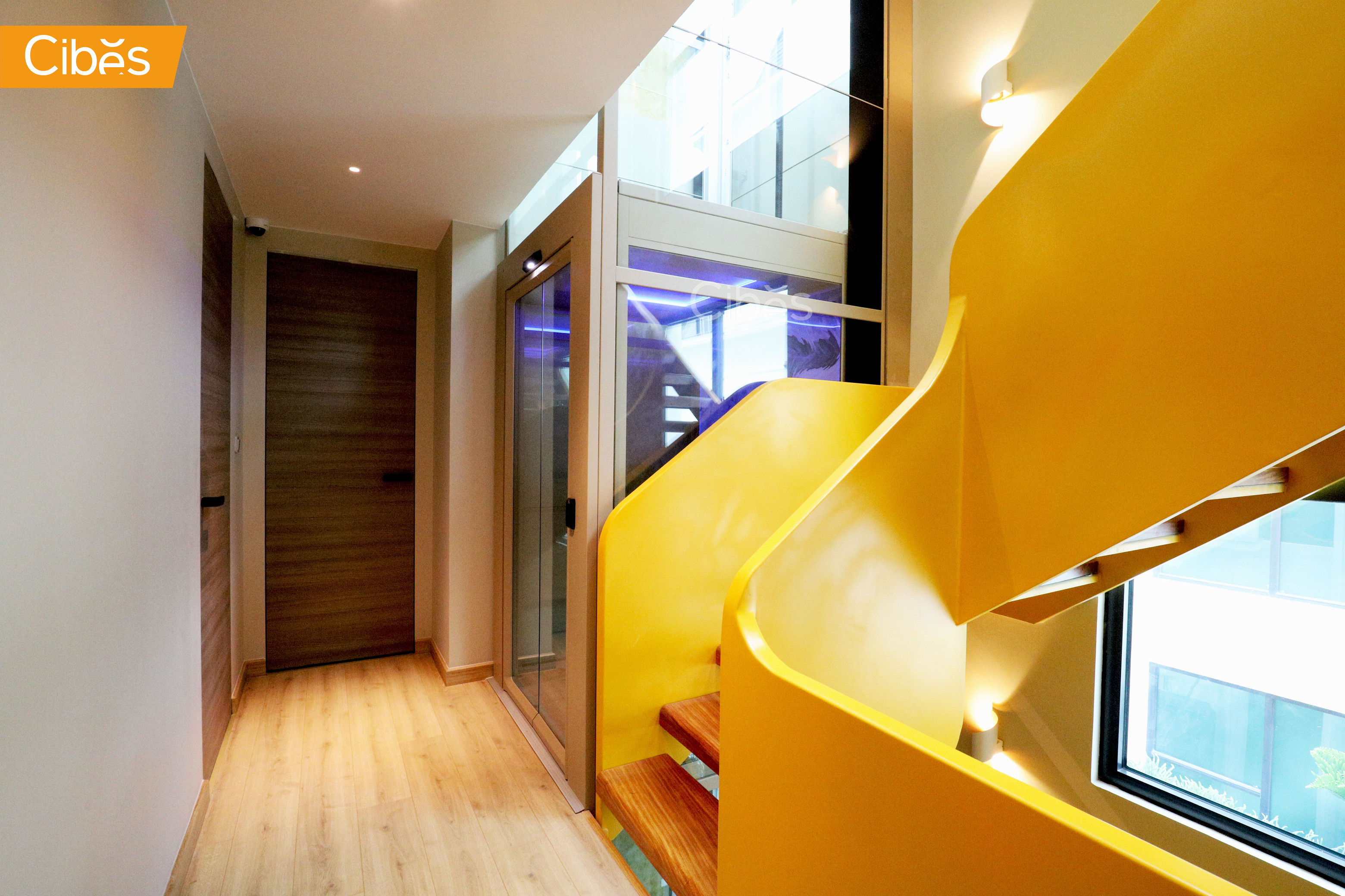 Sản phẩm thang máy gia đình Cibes lắp đặt giữa thang bộ